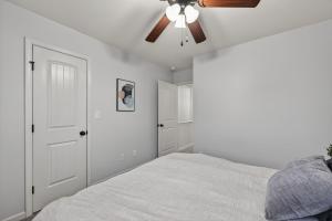 En eller flere senge i et værelse på Cozy 2BR getaway with modern comfort