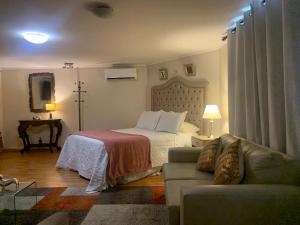 Un pat sau paturi într-o cameră la Habitación Deluxe Acogedora Elsita