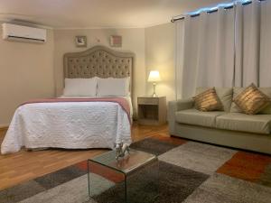 Un pat sau paturi într-o cameră la Habitación Deluxe Acogedora Elsita