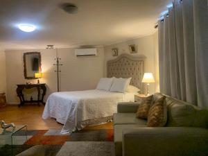 Un pat sau paturi într-o cameră la Habitación Deluxe Acogedora Elsita