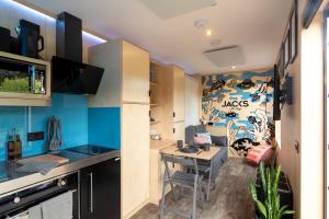 Una cocina o cocineta en The Reef - Unique Hot Tub Cabin in Millport