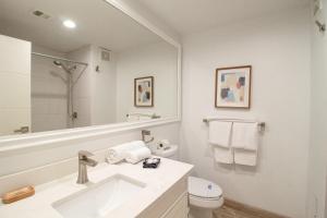un bagno bianco con lavandino e WC di Sonoran Spa E301 a Campo del Medio Altre 19 foto
