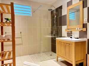 Villa MezzaWork - Plage - Terrasse - 1 à 3 chambres في Rémire-Camp: حمام مع دش ومغسلة ومرآة