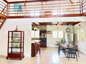 Rémire-CampVilla MezzaWork - Plage - Terrasse - 1 à 3 chambres的厨房兼餐厅，配有桌椅 更多11张照片