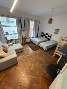 Una sala de estar con dos camas y un sofá en HouseCheconquista, en Buenos Aires 17 fotos más