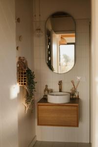 ein Badezimmer mit Waschbecken und Spiegel in der Unterkunft Między lasem, polem a jeziorem - domek na Mazurach in Bogaczewo