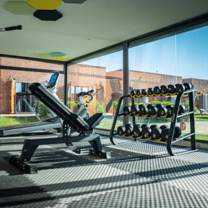 アガディールにあるDar Fatma Suite Atlas Moroccan Charm near Agadirの建物内に運動器具ラックを備えたジム