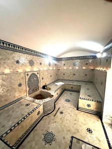 アガディールにあるDar Fatma Suite Atlas Moroccan Charm near Agadirの大きなバスルーム(大きなバスタブ付)が備わります。