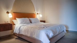 アガディールにあるDar Fatma Suite Atlas Moroccan Charm near Agadirのベッドルーム1室(白い大型ベッド1台、照明2つ付) +31枚の写真