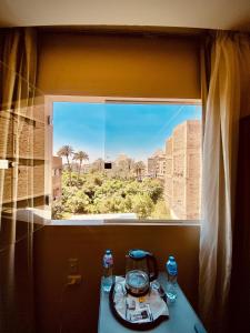 una ventana con vistas al desierto desde una habitación en Anyma Pyramids View Inn, en El Cairo 33 fotos más