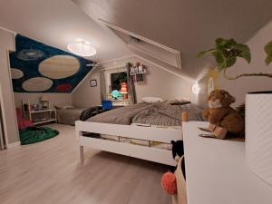 Ένα ή περισσότερα κρεβάτια σε δωμάτιο στο Smaland forest retreat