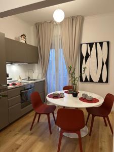 Una cocina con una mesa y sillas en una cocina. en The Green Nest, en Trieste