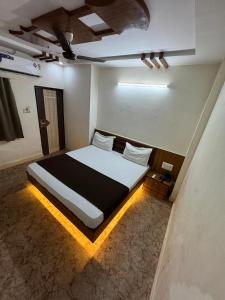 Postel nebo postele na pokoji v ubytování Hotel Kinara Inn