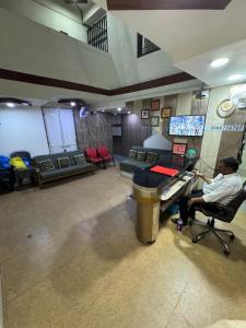 TV a/nebo společenská místnost v ubytování Hotel Kinara Inn