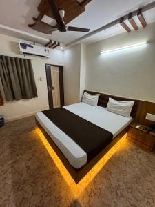 Postel nebo postele na pokoji v ubytování Hotel Kinara Inn