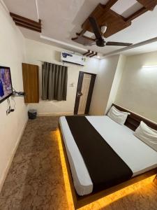 Postel nebo postele na pokoji v ubytování Hotel Kinara Inn + 4 fotografie