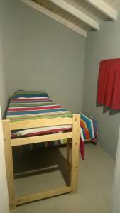 图伊海Casa de mar的宿舍间的双层床,客房内的床铺