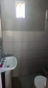 图伊海Casa de mar的带水槽、马桶和窗户的浴室