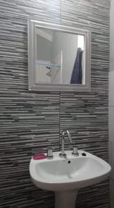 图伊海Casa de mar的浴室里有洗手池和镜子