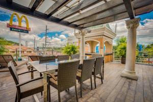 una zona pranzo in un ristorante con tavolo e sedie di Fields Plaza Hotel by ABC a Angeles