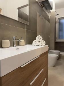 Un baño con lavabo e inodoro en The Green Nest, en Trieste