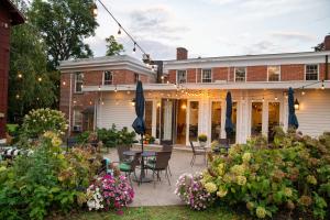 Un jardín fuera de Cromwell Manor Inn