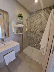 梅利哈8 North Lodge By Petit Chic的浴室配有淋浴和洗手池 更多25张照片