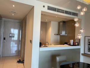 una cucina con un lavello e un piano di lavoro di Lovely 2/ Bedroom apartment a Dubai