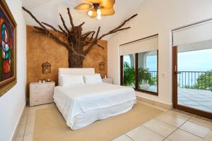 Ένα ή περισσότερα κρεβάτια σε δωμάτιο στο Villa Vita Oceanfront Mansion