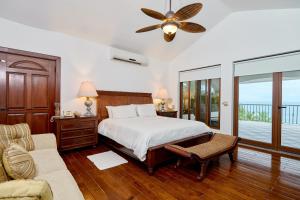 Ένα ή περισσότερα κρεβάτια σε δωμάτιο στο Villa Vita Oceanfront Mansion