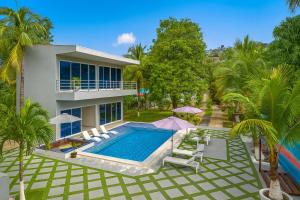 an aerial view of a house with a swimming pool at Mi Tierra Surf City in El Majahual