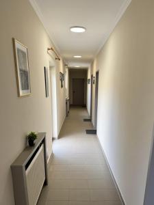 een gang in een ziekenhuis met witte muren en witte vloeren bij Gasthaus Paus in Götzendorf an der Leitha