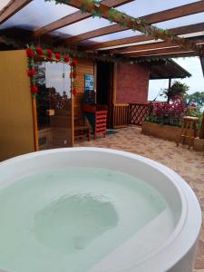 una vasca da bagno posizionata di fronte a un patio di VILLA EL EDEN GLAMPING Y CABAÑAS Cali a Cali