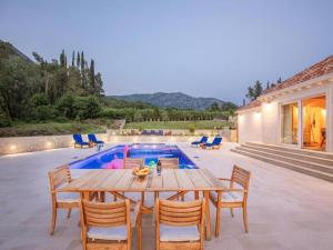 Cảnh núi rừng hoặc tầm nhìn ra núi từ biệt thự