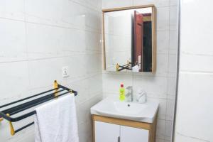 un bagno con lavandino e specchio di feel at home luxury suit a Sekondi-Takoradi