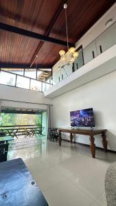 TV a/nebo společenská místnost v ubytování Tony Pousada Hotel Geribá