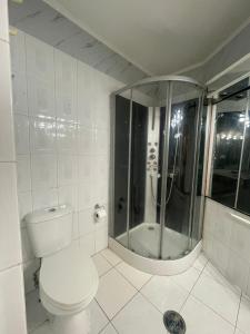 コンコンにあるTrimar Hotelのシャワーとトイレ付きの白いバスルーム