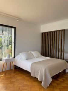 コンコンにあるTrimar Hotelの大きなベッドと窓のある白い寝室