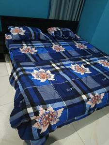 Un edredón azul en una cama en una habitación en Private home with short lets, en Uyo 15 fotos más