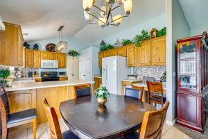 Nhà bếp/bếp nhỏ tại 3,500-Sq-Ft Holiday Gem with Game Room in Heber City