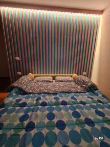 Pan Kit RoomS في أَويستا: غرفة نوم مع سرير مع اللوح الأمامي