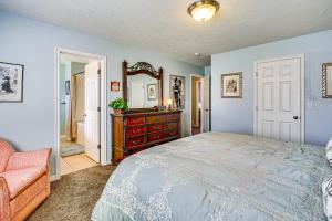 Giường trong phòng chung tại 3,500-Sq-Ft Holiday Gem with Game Room in Heber City