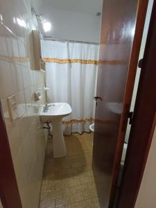 Koupelna v ubytování Complejo Las Toninas + 26 fotografií