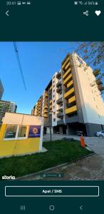 een foto van een gebouw met een bord ernaast bij ApartDecebal in Craiova