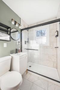een badkamer met een wit toilet en een douche bij Sage & Stone Cottage in Lynchburg +17 foto's
