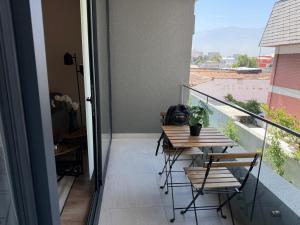 a balcony with a table and chairs on it at Modern 1BR by Parque Bustamante, Providencia in Santiago