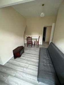 un soggiorno con un divano e un tavolo di RP Property a Manchester