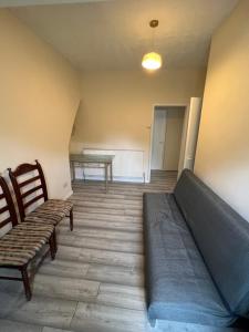 un soggiorno con un divano e un tavolo di RP Property a Manchester