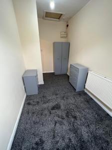 una stanza vuota con due cassetti e un mobiletto di RP Property a Manchester