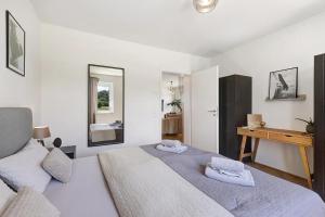 Ένα ή περισσότερα κρεβάτια σε δωμάτιο στο FeWo Martini- mit Whirlpool,Terrasse und Albcard